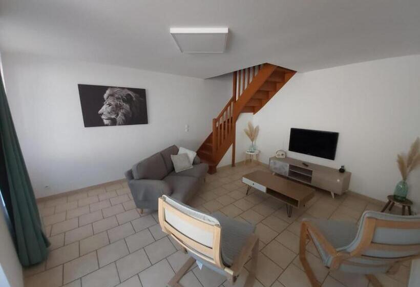 La Petite Dame De Bayeux