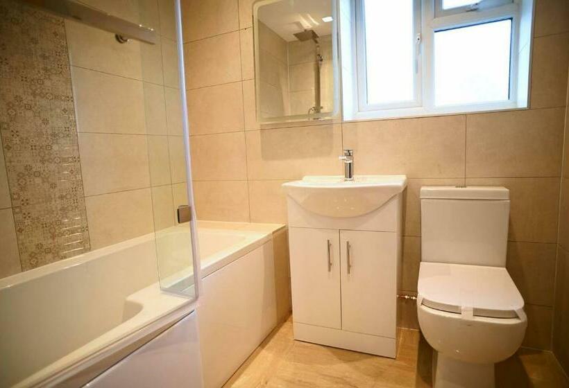 A Brand New Massive 4 Bed Villa In Rainham Essex London