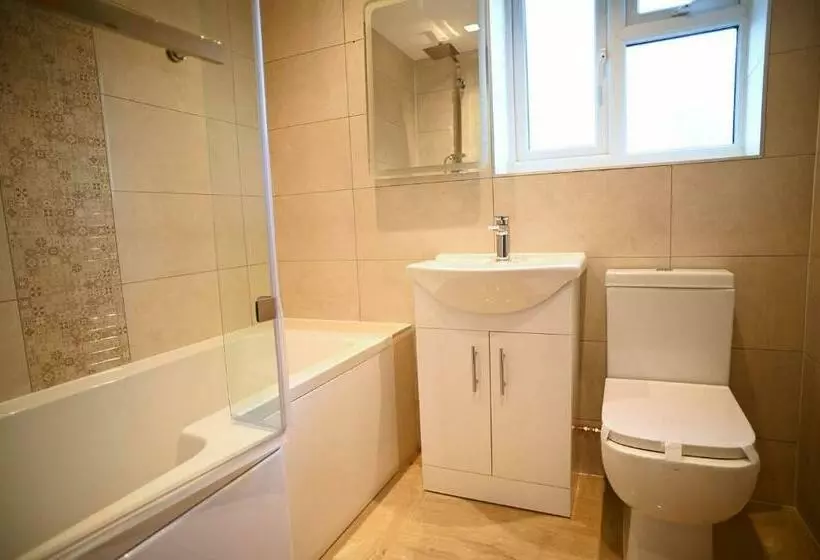 A Brand New Massive 4 Bed Villa In Rainham Essex London