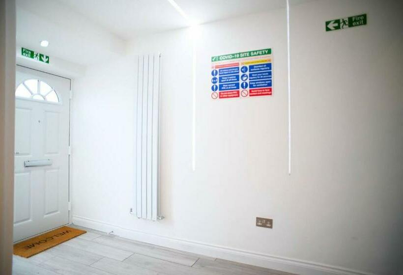 A Brand New Massive 4 Bed Villa In Rainham Essex London