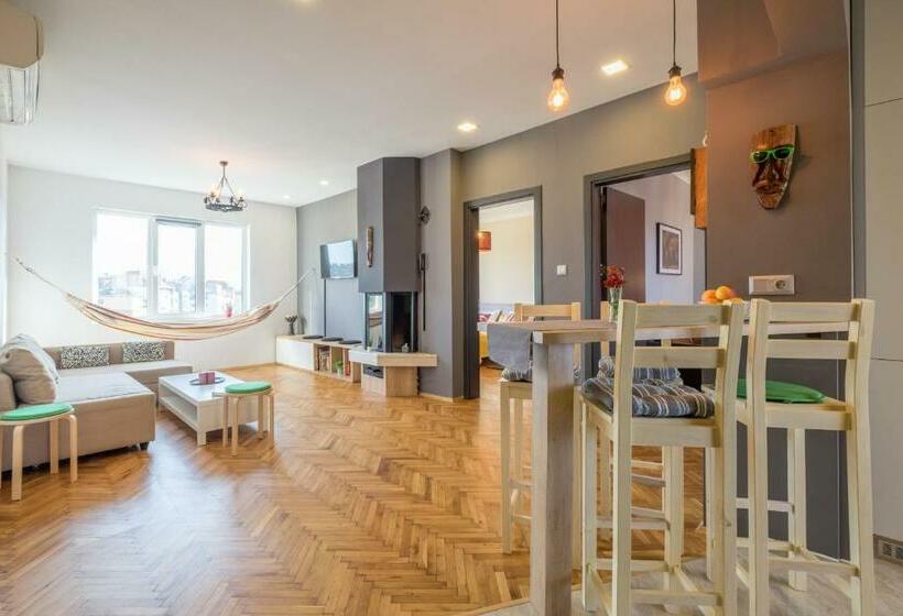 Artistic & Spacious 2bd Central Apt