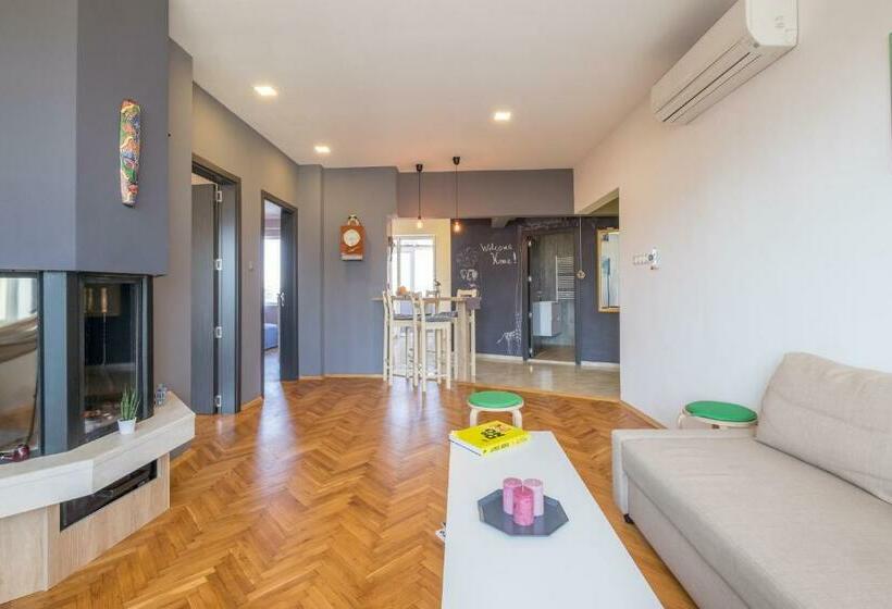 Artistic & Spacious 2bd Central Apt