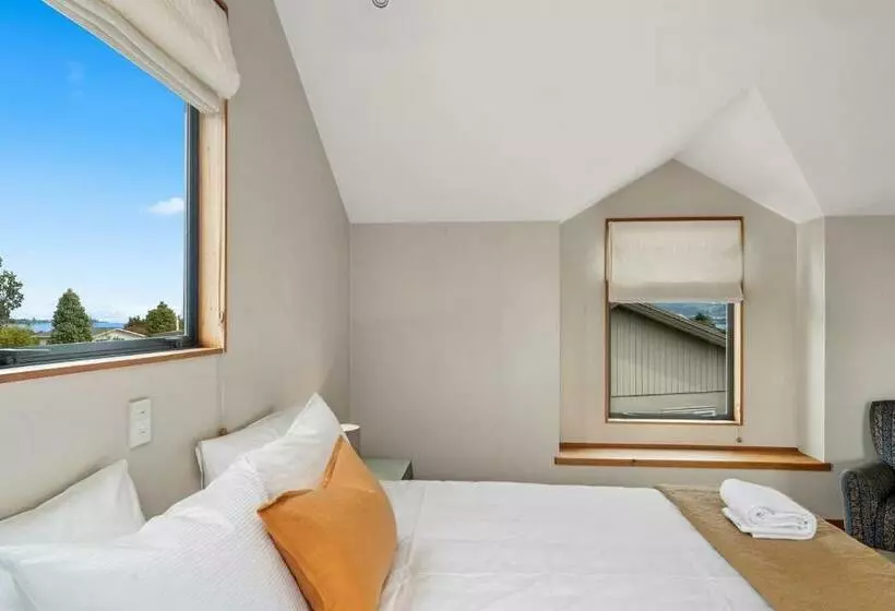 Lake Escape   Taupo