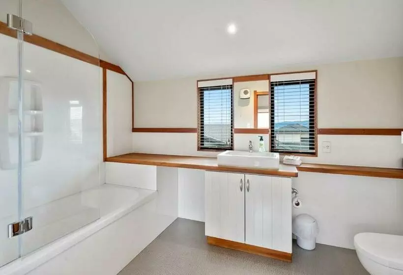 Lake Escape   Taupo