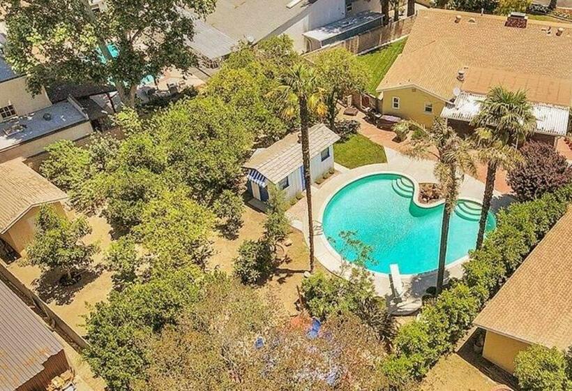 Spacious Home With Garden & Pool