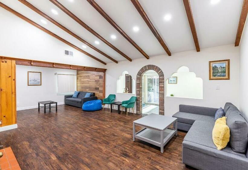 Spacious Home With Garden & Pool