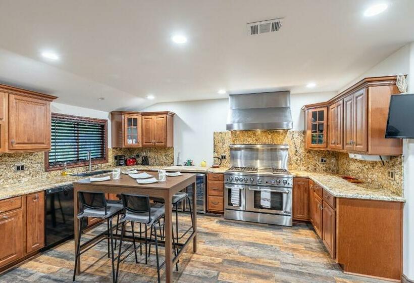 Spacious Home With Garden & Pool