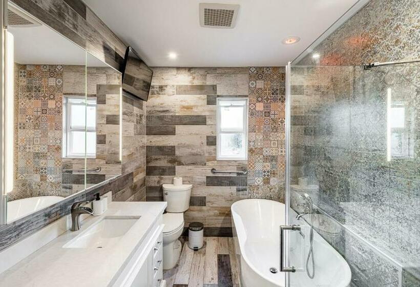 Spacious Home With Garden & Pool