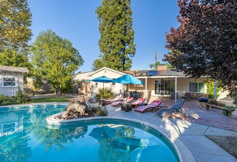 Spacious Home With Garden & Pool