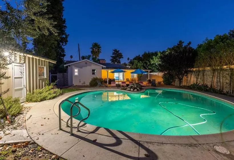 Spacious Home With Garden & Pool