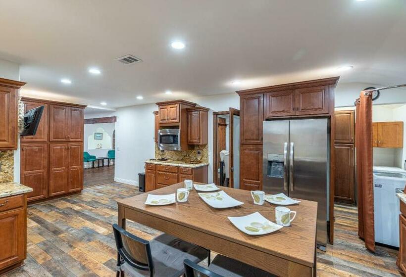 Spacious Home With Garden & Pool