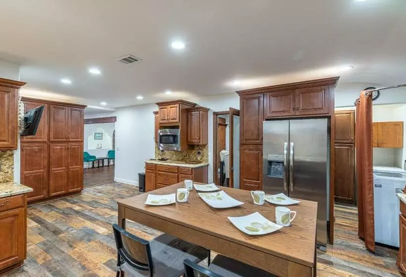 Spacious Home With Garden & Pool