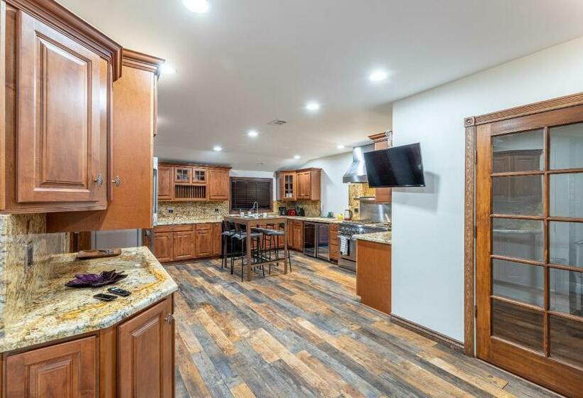 Spacious Home With Garden & Pool