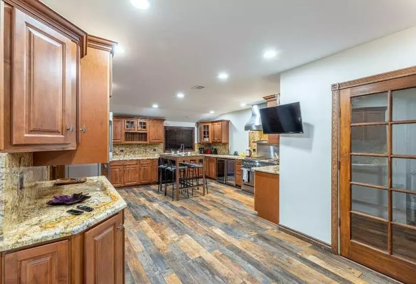 Spacious Home With Garden & Pool