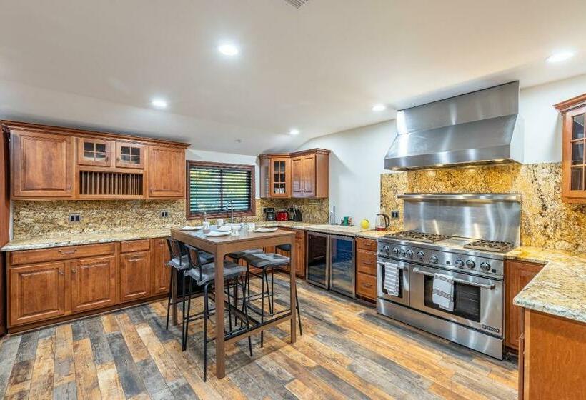 Spacious Home With Garden & Pool