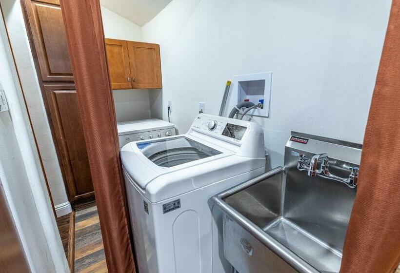 Spacious Home With Garden & Pool