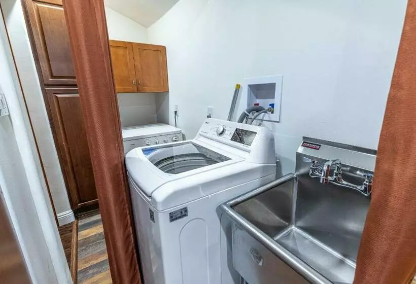 Spacious Home With Garden & Pool