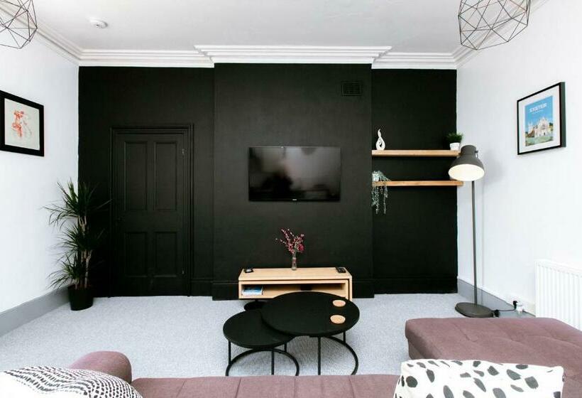 Peaceful Apartment Dedicated Free Parking Walk To Centre, Uni, Hosp Business And Leisure Con