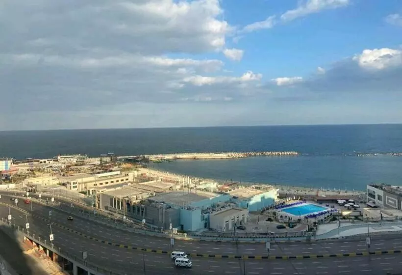 للعائلات فقط The Fardous Apartment Sea View