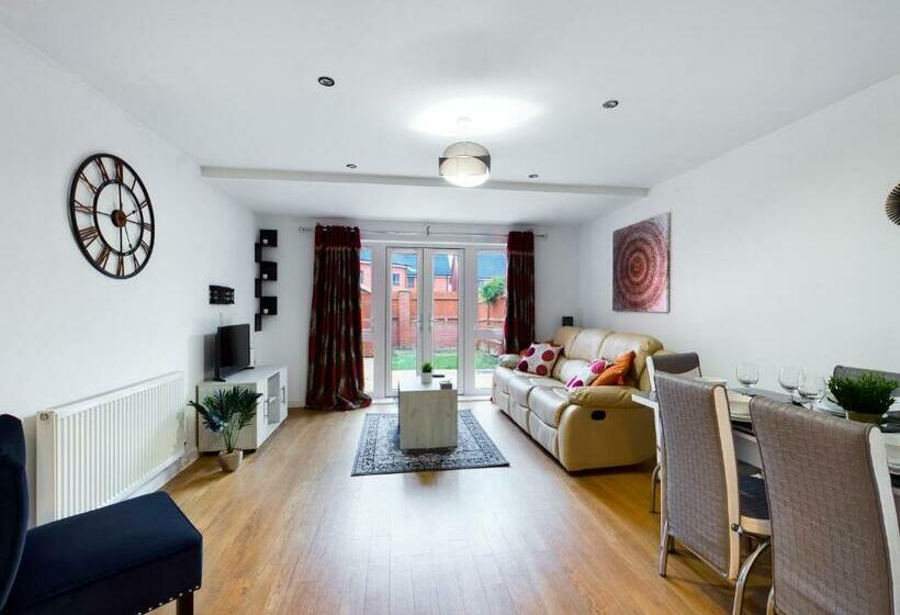 Cheerful 5 Bdr/3 Bath House W/ Free Parking