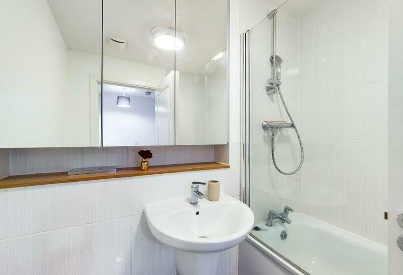 Cheerful 5 Bdr/3 Bath House W/ Free Parking