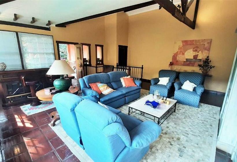 Linda Casa Colonial Em Meio A Natureza