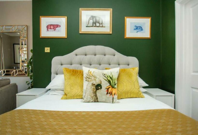 Deco Studio: King Bed, Kitchenette, Stylish & Comfortable