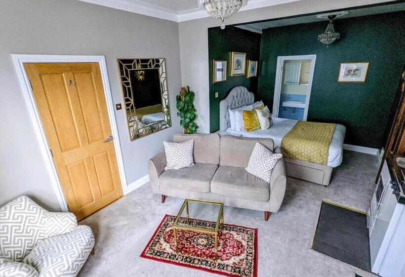 Deco Studio: King Bed, Kitchenette, Stylish & Comfortable