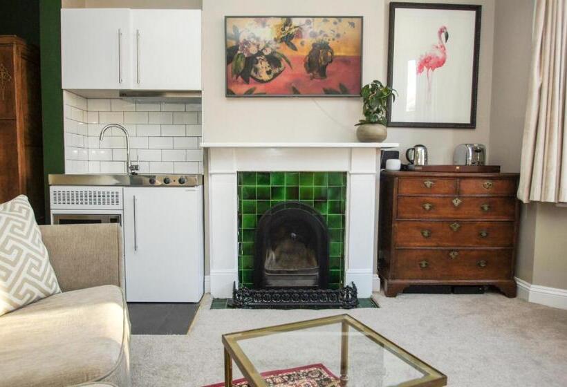 Deco Studio: King Bed, Kitchenette, Stylish & Comfortable