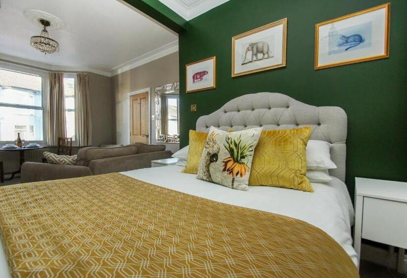 Deco Studio: King Bed, Kitchenette, Stylish & Comfortable