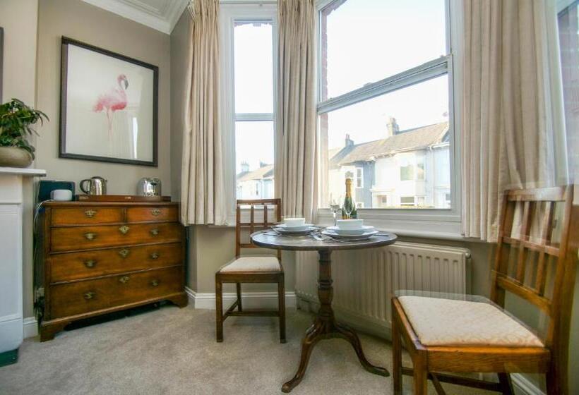 Deco Studio: King Bed, Kitchenette, Stylish & Comfortable