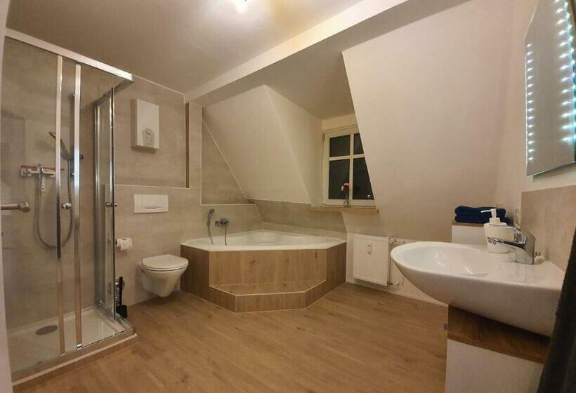 Gemütliche Dachwohnung Mit Kleiner Oder Großer Dachterrasse Nebeneinander