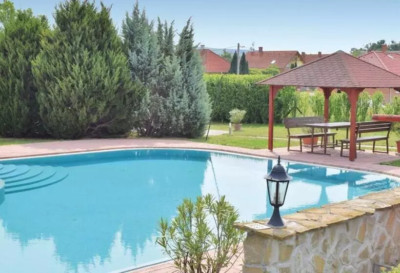 Szőlősgyörök Kun Apartment With 3 Bedrooms On 92 In