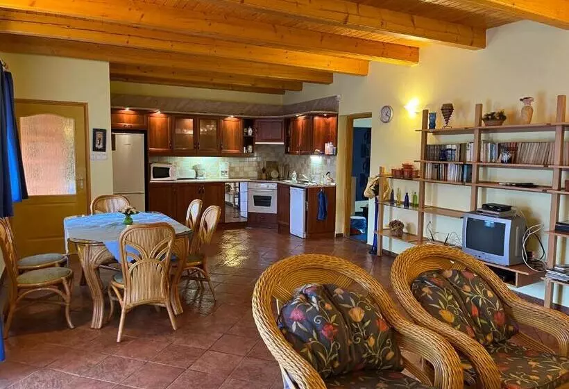 Szőlősgyörök Kun Apartment With 3 Bedrooms On 92 In