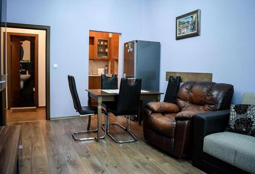 булевард „демокрация“ апартамент златна рибка