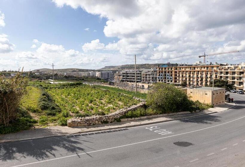 Seaside Flat With Scenic Country Views