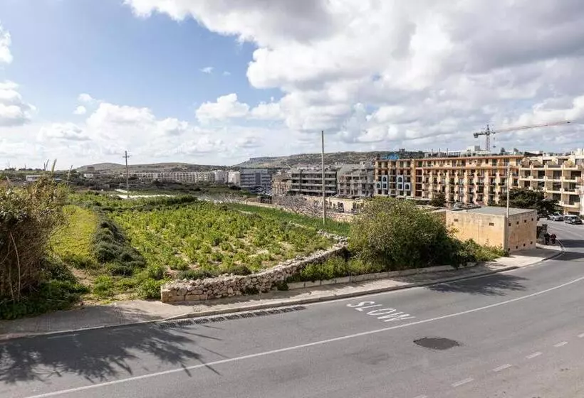 Seaside Flat With Scenic Country Views