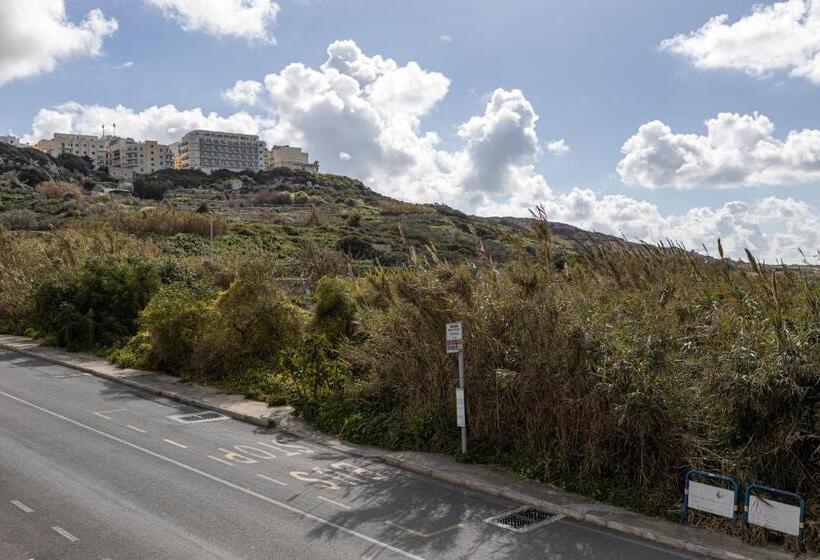 Seaside Flat With Scenic Country Views