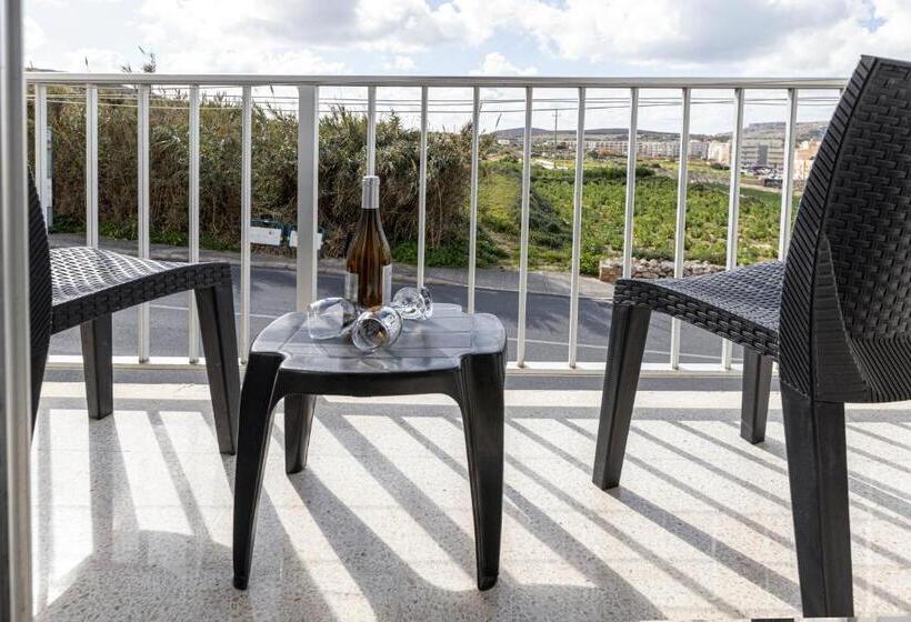 Seaside Flat With Scenic Country Views