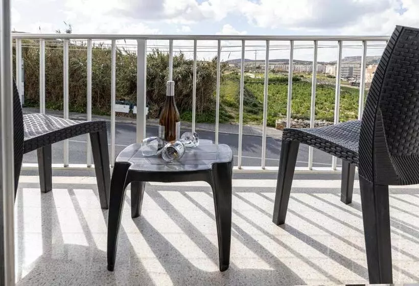 Seaside Flat With Scenic Country Views