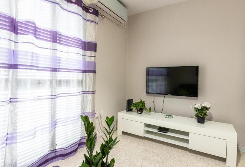 Seaside Flat With Scenic Country Views