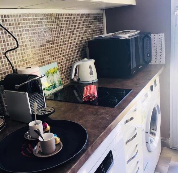 Havre De Paix En Méditerranée Avec Piscine Et Parking Privé