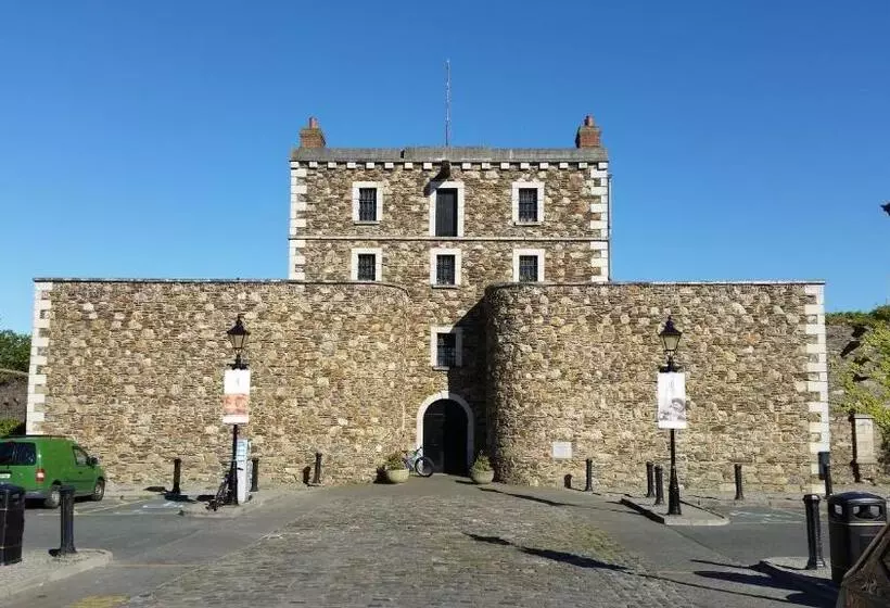 Hilltop Seaview Apartment