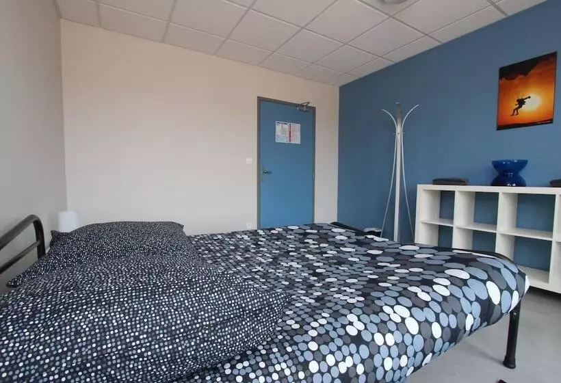 Hotelli Auberge Flyzone   Hostel