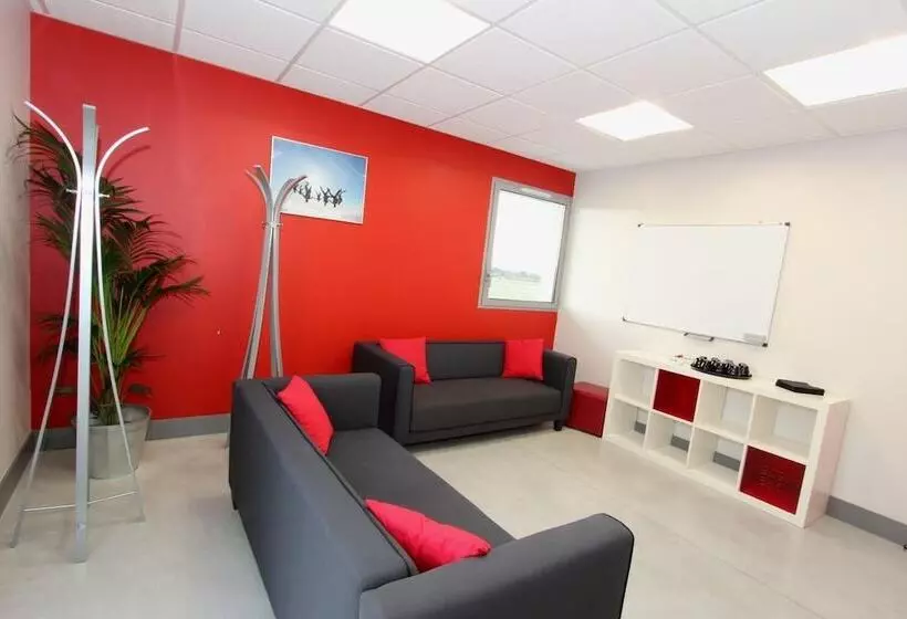 Hotelli Auberge Flyzone   Hostel