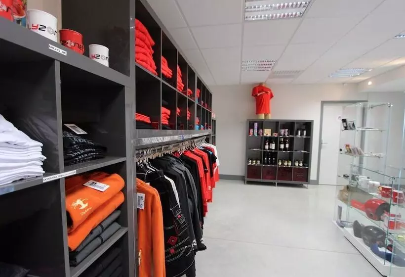 Hotelli Auberge Flyzone   Hostel