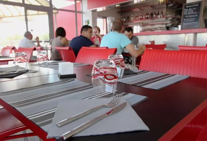 Hotelli Auberge Flyzone   Hostel