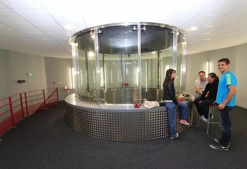 Hotelli Auberge Flyzone   Hostel