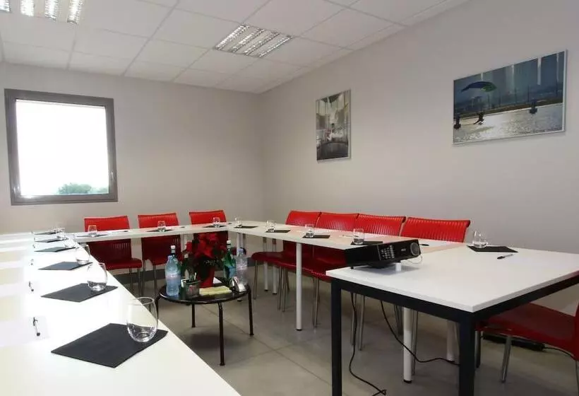 Hotelli Auberge Flyzone   Hostel