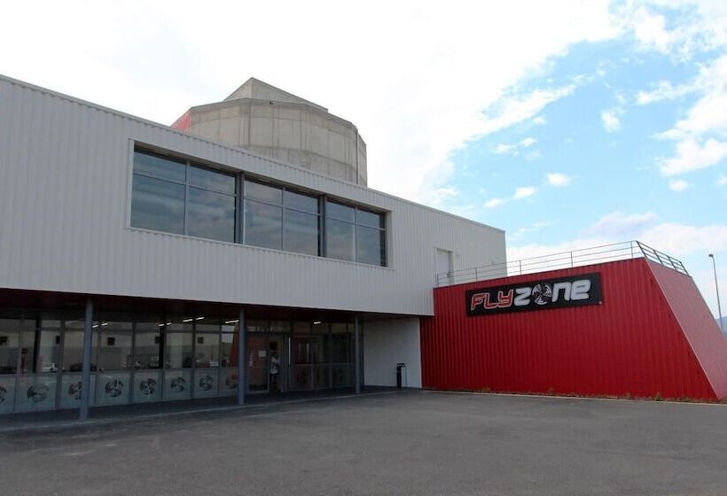 Hotel Auberge Flyzone Hostel